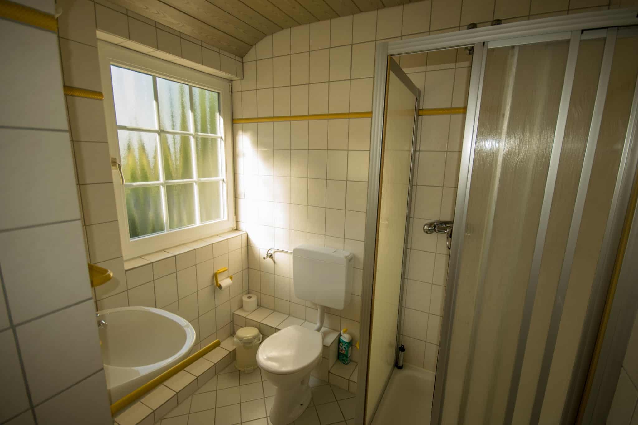 Badezimmer, gelbe Ferienwohnung, Ferienhof Lührs, Schneverdingen, Lüneburger Heide
