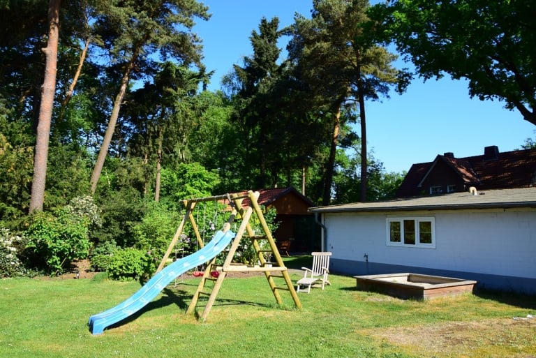 Für Kinder gibt es neben der Liegewiese einen großen Spielplatz.