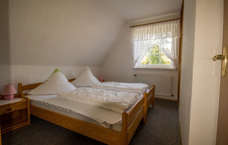 Schlafzimmer, gelbe Ferienwohnung, Ferienhof Lührs, Schneverdingen, Lüneburger Heide
