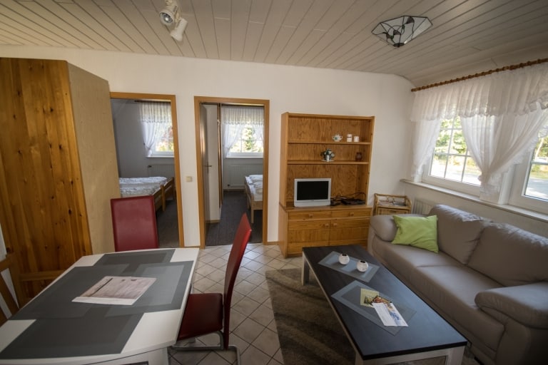 Wohnzimmer mit Esstisch,, gelbe Ferienwohnung, Ferienhof Lührs, Schneverdingen, Lüneburger Heide