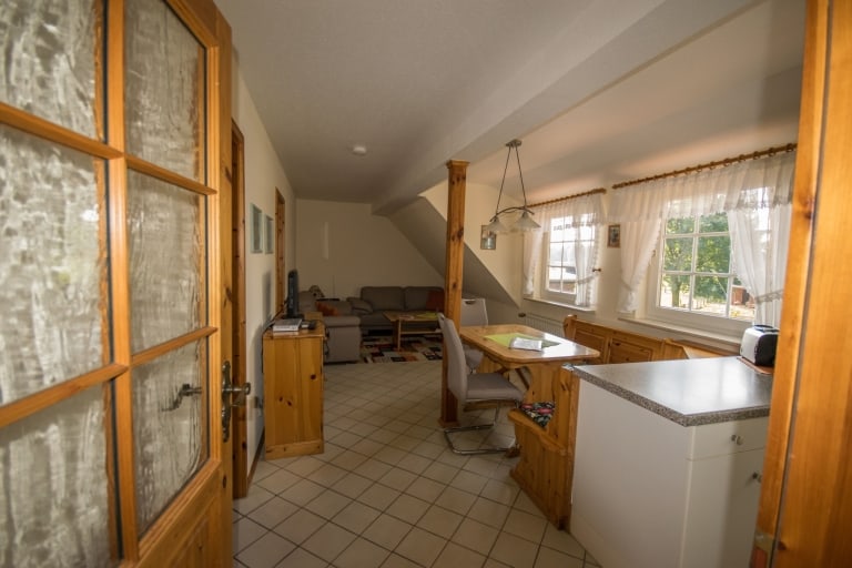 Wohnzimmer mit Küchenzeile, orange Ferienwohnung, Ferienhof Lührs, Schneverdingen, Lüneburger Heide